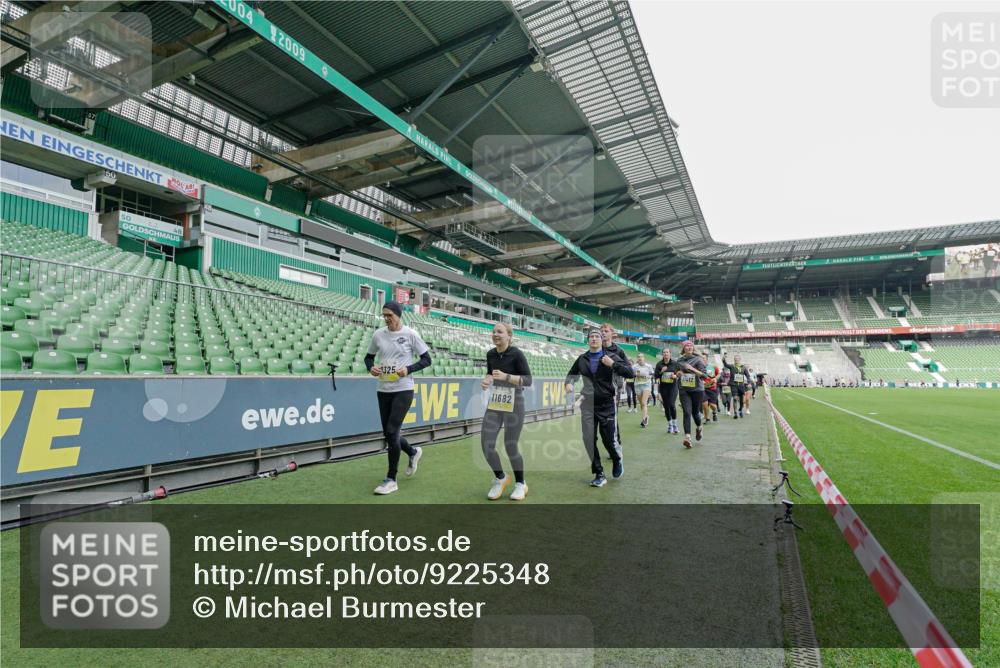 05.10.2025 - 20. swb-Marathon Bremen Michael Burmester http://msf.ph/oto/9225348 05.10.2025 10:39:38 Laufen im Stadion 7199, 7654, 7779, 7788, 7789, 7979, 8123, 9002, 9180, 9186, 9220, 9224, 9225, 9228, 9286, 9315, 9325, 9419, 9515, 9523, 9610, 9628, 9644, 9661, 9662, 9668, 9713, 9765, 9780, 9786, 9850, 9901, 9908, 9944, 9998, 10018, 10021, 10025, 10157, 10185, 10192, 10207, 10238, 10255, 10258, 10289, 10371, 10374, 10422, 10426, 10451, 10462, 10498, 10531, 10557, 10567, 10587, 10597, 10603, 10604, 10619, 10749, 9182, 9229, 9269, 9300, 9324, 9379, 9394 meine-sportfotos.de