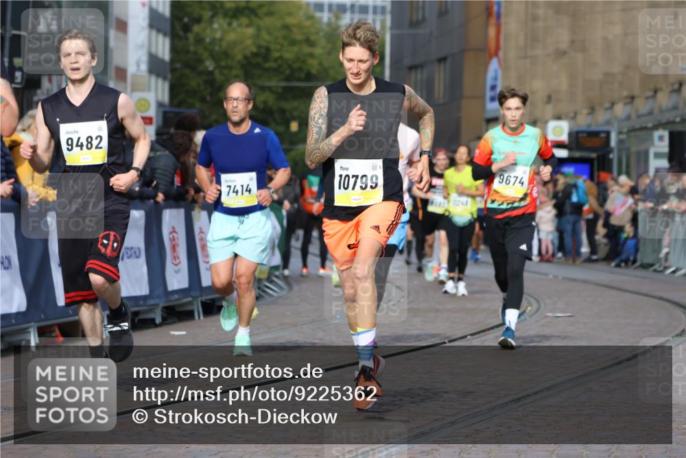 05.10.2025 - 20. swb-Marathon Bremen Strokosch-Dieckow http://msf.ph/oto/9225362 05.10.2025 10:48:45 Ziel 7414, 9261, 9482, 9674, 9729, 10047, 10799 meine-sportfotos.de
