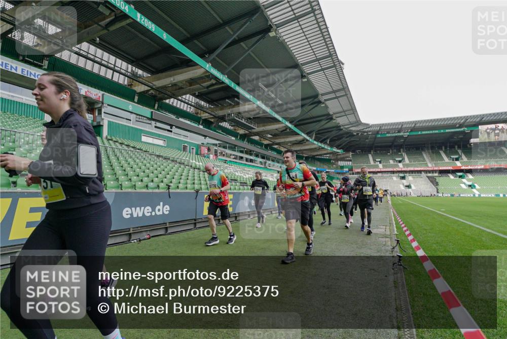 05.10.2025 - 20. swb-Marathon Bremen Michael Burmester http://msf.ph/oto/9225375 05.10.2025 10:39:42 Laufen im Stadion 7199, 7654, 7779, 7788, 7789, 7979, 9002, 9180, 9186, 9220, 9224, 9225, 9228, 9286, 9315, 9325, 9419, 9515, 9523, 9554, 9610, 9628, 9644, 9661, 9662, 9668, 9713, 9765, 9780, 9786, 9850, 9901, 9908, 9944, 9976, 9998, 10018, 10021, 10025, 10157, 10185, 10192, 10207, 10238, 10255, 10258, 10286, 10289, 10371, 10374, 10383, 10422, 10426, 10451, 10462, 10498, 10531, 10532, 10557, 10567, 10587, 10597, 10603, 10604, 10619, 10749, 9229, 9269, 9300, 9324, 9379, 9394 meine-sportfotos.de