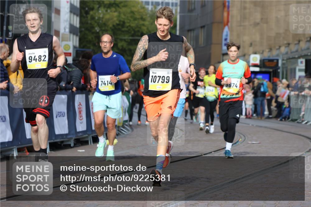 05.10.2025 - 20. swb-Marathon Bremen Strokosch-Dieckow http://msf.ph/oto/9225381 05.10.2025 10:48:45 Ziel 7414, 9261, 9482, 9674, 9729, 10047, 10799 meine-sportfotos.de