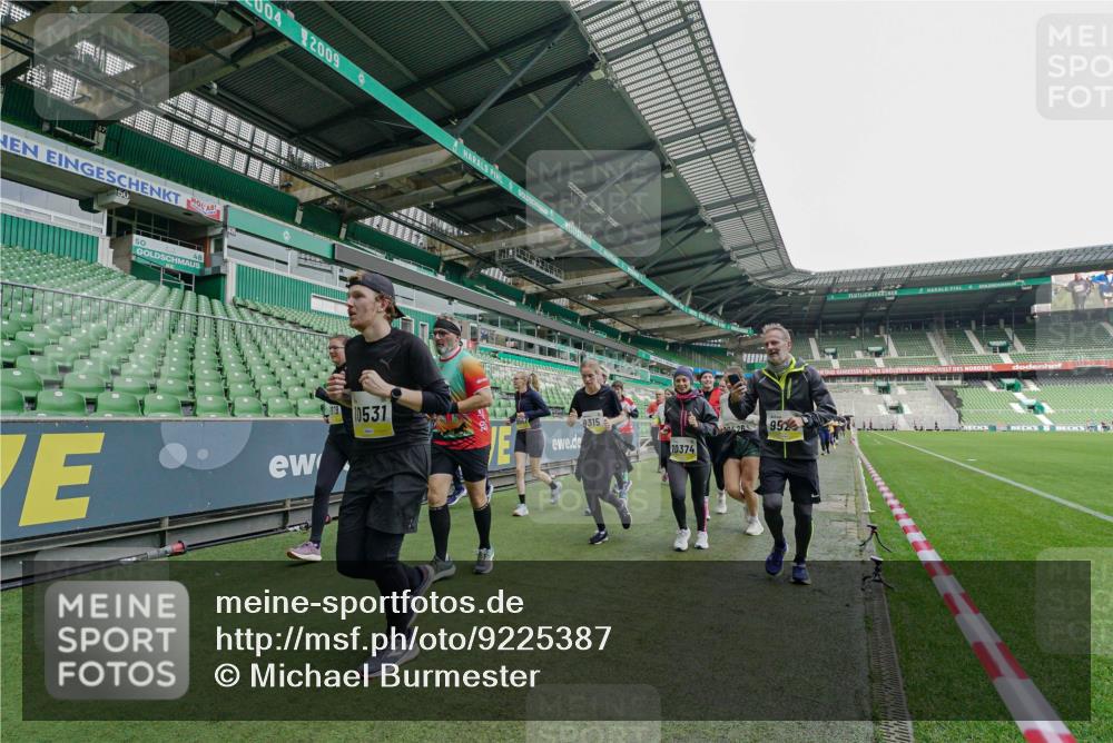 05.10.2025 - 20. swb-Marathon Bremen Michael Burmester http://msf.ph/oto/9225387 05.10.2025 10:39:44 Laufen im Stadion 7199, 7654, 7779, 7789, 7979, 9002, 9180, 9186, 9220, 9224, 9225, 9228, 9241, 9286, 9315, 9325, 9419, 9515, 9523, 9554, 9571, 9610, 9628, 9644, 9661, 9662, 9668, 9713, 9765, 9780, 9786, 9850, 9901, 9908, 9931, 9944, 9976, 9998, 10018, 10021, 10025, 10157, 10185, 10192, 10207, 10238, 10255, 10258, 10286, 10289, 10371, 10374, 10383, 10422, 10426, 10451, 10462, 10498, 10531, 10532, 10557, 10567, 10587, 10597, 10603, 10604, 10619, 10749, 9229, 9269, 9300, 9324, 9379, 9394 meine-sportfotos.de