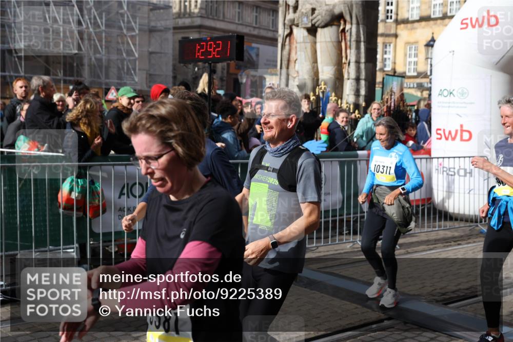 05.10.2025 - 20. swb-Marathon Bremen Yannick Fuchs http://msf.ph/oto/9225389 05.10.2025 11:00:10 Ziel 9005, 9381, 9603, 9604, 9611, 9612, 9666, 10138, 10290, 10291, 10311, 10572, 11026, 11266, 11444, 11639, 11644 meine-sportfotos.de