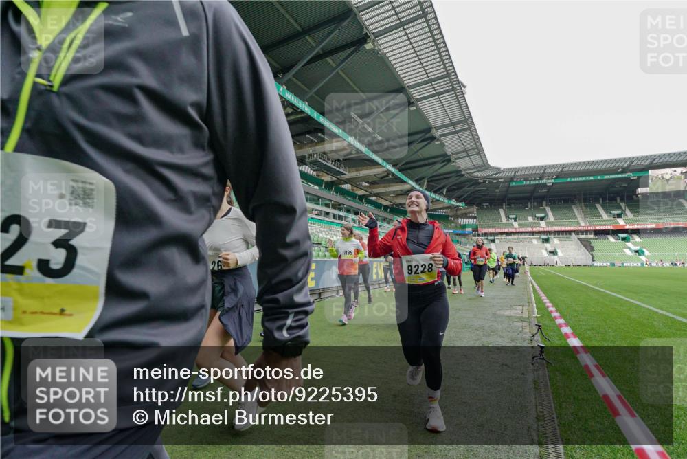 05.10.2025 - 20. swb-Marathon Bremen Michael Burmester http://msf.ph/oto/9225395 05.10.2025 10:39:46 Laufen im Stadion 7199, 7654, 7779, 7789, 7979, 9002, 9180, 9186, 9220, 9224, 9225, 9228, 9241, 9286, 9315, 9325, 9419, 9515, 9523, 9554, 9571, 9610, 9619, 9628, 9644, 9661, 9662, 9668, 9713, 9765, 9780, 9786, 9850, 9901, 9908, 9931, 9944, 9976, 9998, 10018, 10021, 10025, 10157, 10185, 10192, 10207, 10238, 10255, 10258, 10286, 10289, 10371, 10374, 10383, 10422, 10426, 10451, 10462, 10498, 10531, 10532, 10557, 10567, 10587, 10597, 10603, 10604, 10619, 10749, 9229, 9269, 9324, 9379 meine-sportfotos.de