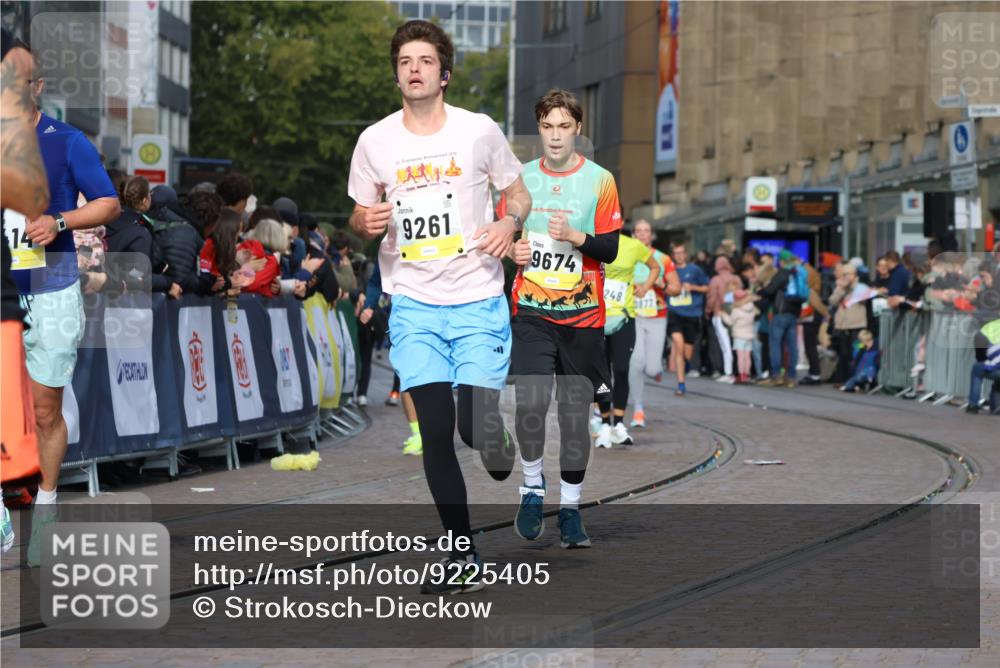 05.10.2025 - 20. swb-Marathon Bremen Strokosch-Dieckow http://msf.ph/oto/9225405 05.10.2025 10:48:47 Ziel 7414, 9255, 9261, 9482, 9674, 9729, 10047, 10799 meine-sportfotos.de