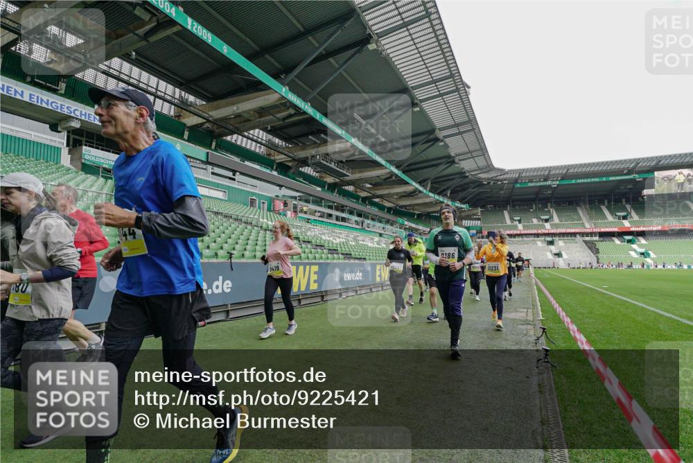 05.10.2025 - 20. swb-Marathon Bremen Michael Burmester http://msf.ph/oto/9225421 05.10.2025 10:39:52 Laufen im Stadion 7199, 7654, 7779, 7789, 7799, 7979, 9002, 9180, 9186, 9220, 9224, 9225, 9228, 9241, 9275, 9286, 9315, 9325, 9419, 9515, 9523, 9554, 9571, 9610, 9615, 9619, 9644, 9661, 9662, 9668, 9713, 9765, 9780, 9786, 9866, 9901, 9908, 9931, 9944, 9976, 10018, 10021, 10025, 10157, 10185, 10192, 10207, 10238, 10286, 10289, 10371, 10374, 10383, 10422, 10426, 10451, 10462, 10531, 10532, 10542, 10567, 10587, 10597, 10603, 10604, 10619, 10674, 10699, 10749, 9324, 9379 meine-sportfotos.de