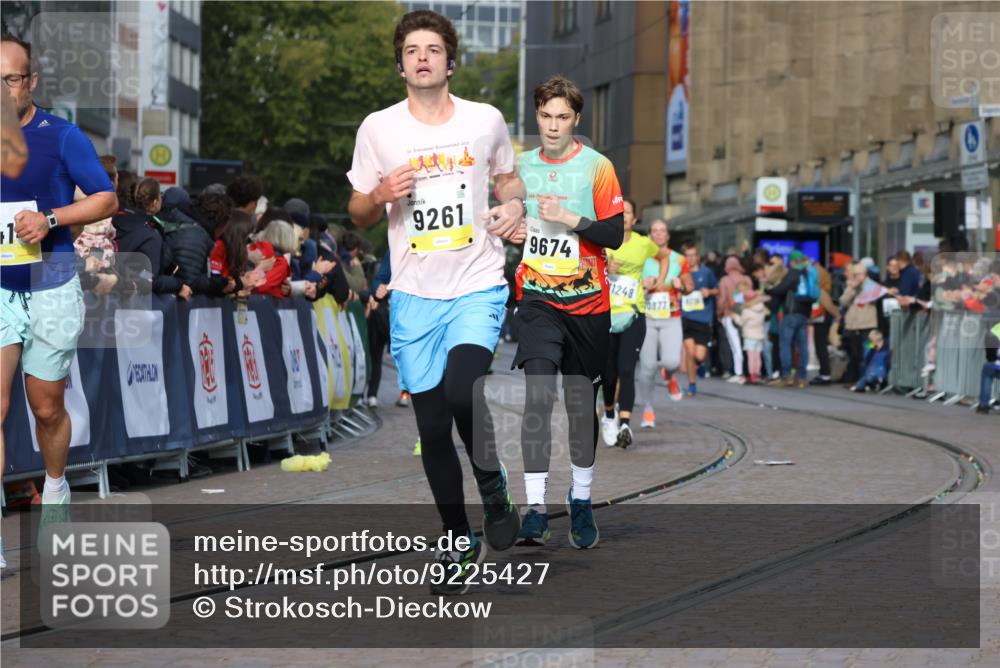 05.10.2025 - 20. swb-Marathon Bremen Strokosch-Dieckow http://msf.ph/oto/9225427 05.10.2025 10:48:47 Ziel 7414, 9255, 9261, 9482, 9674, 9729, 10047, 10799 meine-sportfotos.de