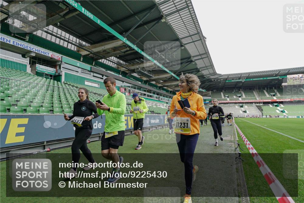 05.10.2025 - 20. swb-Marathon Bremen Michael Burmester http://msf.ph/oto/9225430 05.10.2025 10:39:54 Laufen im Stadion 7654, 7779, 7789, 7799, 7979, 9002, 9180, 9186, 9220, 9224, 9225, 9228, 9241, 9275, 9286, 9308, 9315, 9325, 9387, 9419, 9423, 9515, 9523, 9554, 9571, 9610, 9615, 9619, 9644, 9661, 9662, 9668, 9713, 9780, 9786, 9866, 9901, 9908, 9931, 9944, 9976, 10018, 10021, 10025, 10157, 10185, 10192, 10207, 10238, 10286, 10289, 10371, 10374, 10383, 10422, 10426, 10451, 10462, 10531, 10532, 10542, 10567, 10587, 10597, 10603, 10604, 10619, 10674, 10699, 10749, 9324 meine-sportfotos.de