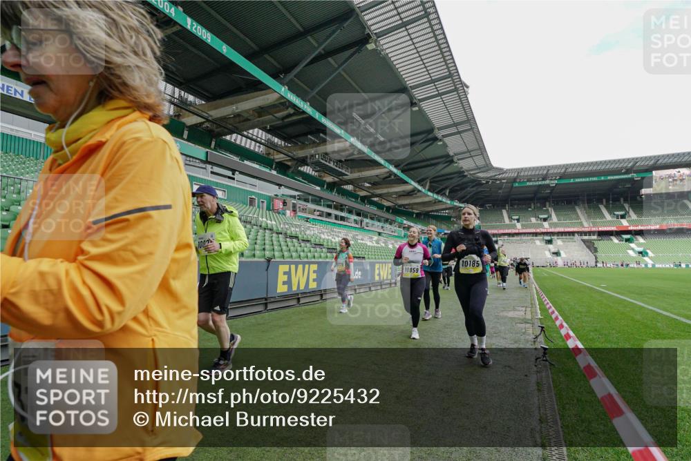05.10.2025 - 20. swb-Marathon Bremen Michael Burmester http://msf.ph/oto/9225432 05.10.2025 10:39:55 Laufen im Stadion 7654, 7779, 7789, 7799, 7979, 9002, 9180, 9186, 9220, 9224, 9225, 9228, 9241, 9275, 9286, 9308, 9315, 9325, 9387, 9419, 9423, 9515, 9523, 9554, 9571, 9610, 9615, 9619, 9644, 9661, 9662, 9713, 9780, 9786, 9866, 9901, 9908, 9931, 9944, 9976, 10018, 10021, 10025, 10157, 10160, 10185, 10192, 10207, 10238, 10286, 10289, 10371, 10374, 10383, 10422, 10426, 10451, 10462, 10531, 10532, 10542, 10567, 10587, 10597, 10603, 10604, 10619, 10674, 10699, 10737, 10749, 9324 meine-sportfotos.de