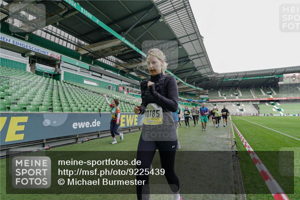 05.10.2025 - 20. swb-Marathon Bremen Michael Burmester http://msf.ph/oto/9225439 05.10.2025 10:39:56 Laufen im Stadion 7654, 7779, 7789, 7799, 7979, 9002, 9180, 9186, 9220, 9224, 9225, 9228, 9241, 9275, 9286, 9308, 9315, 9325, 9387, 9419, 9423, 9515, 9523, 9554, 9571, 9610, 9615, 9619, 9623, 9644, 9661, 9662, 9713, 9780, 9786, 9866, 9901, 9908, 9931, 9944, 9976, 10018, 10021, 10025, 10157, 10160, 10185, 10192, 10207, 10238, 10286, 10289, 10371, 10374, 10383, 10422, 10426, 10451, 10462, 10531, 10532, 10542, 10567, 10587, 10597, 10603, 10604, 10619, 10674, 10699, 10737, 10749, 9324 meine-sportfotos.de