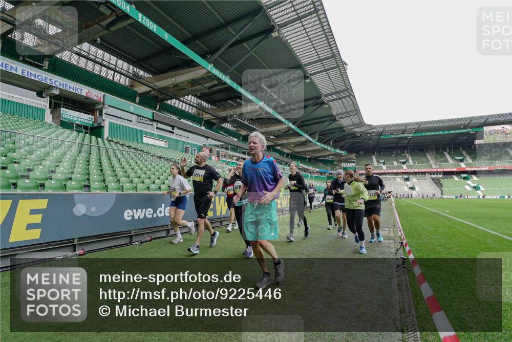 05.10.2025 - 20. swb-Marathon Bremen Michael Burmester http://msf.ph/oto/9225446 05.10.2025 10:39:59 Laufen im Stadion 7654, 7779, 7789, 7799, 7979, 9002, 9180, 9186, 9220, 9224, 9225, 9228, 9241, 9275, 9286, 9308, 9315, 9325, 9387, 9419, 9423, 9491, 9515, 9523, 9552, 9554, 9571, 9610, 9615, 9619, 9623, 9644, 9661, 9662, 9713, 9721, 9780, 9786, 9866, 9901, 9908, 9931, 9944, 9976, 10018, 10021, 10025, 10157, 10160, 10185, 10192, 10207, 10238, 10286, 10289, 10374, 10383, 10422, 10426, 10451, 10462, 10531, 10532, 10542, 10567, 10587, 10597, 10603, 10604, 10619, 10674, 10699, 10737, 10749 meine-sportfotos.de