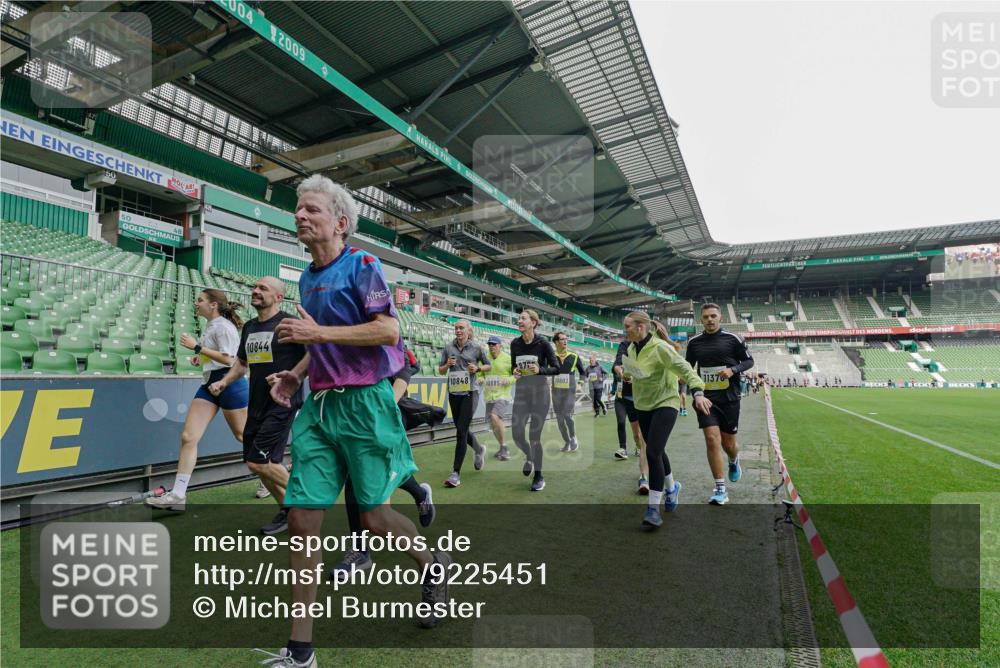 05.10.2025 - 20. swb-Marathon Bremen Michael Burmester http://msf.ph/oto/9225451 05.10.2025 10:39:59 Laufen im Stadion 7654, 7779, 7789, 7799, 7979, 9002, 9180, 9186, 9220, 9224, 9225, 9228, 9241, 9275, 9286, 9308, 9315, 9325, 9387, 9419, 9423, 9491, 9515, 9523, 9552, 9554, 9571, 9610, 9615, 9619, 9623, 9644, 9661, 9662, 9713, 9721, 9780, 9786, 9866, 9901, 9908, 9931, 9944, 9976, 10018, 10021, 10025, 10157, 10160, 10185, 10192, 10207, 10238, 10286, 10289, 10374, 10383, 10422, 10426, 10451, 10462, 10531, 10532, 10542, 10567, 10587, 10597, 10603, 10604, 10619, 10674, 10699, 10737, 10749 meine-sportfotos.de