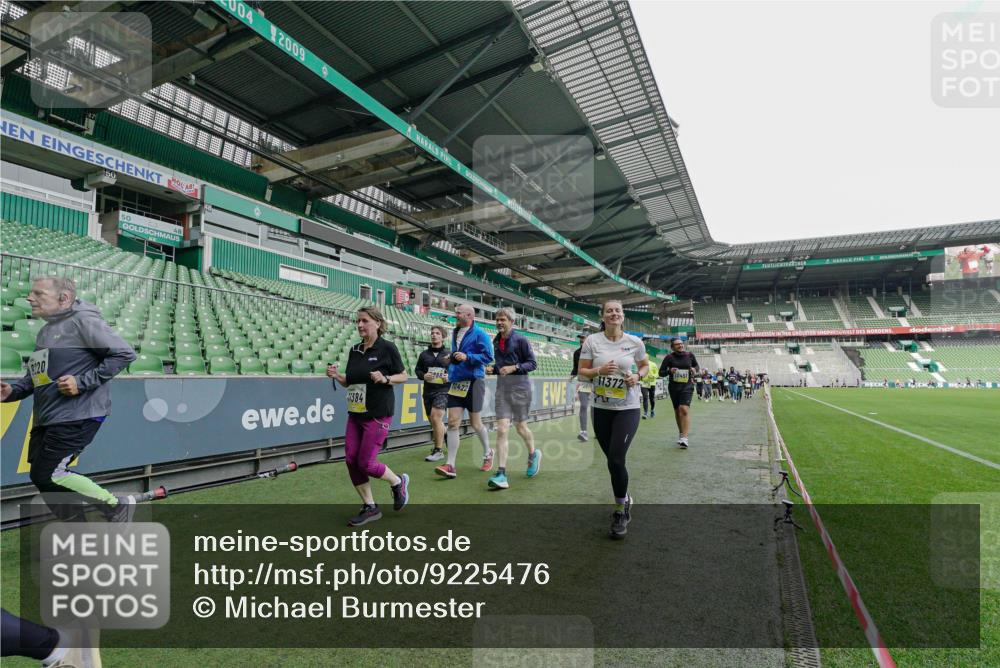 05.10.2025 - 20. swb-Marathon Bremen Michael Burmester http://msf.ph/oto/9225476 05.10.2025 10:40:05 Laufen im Stadion 7779, 7789, 7799, 7979, 9002, 9180, 9186, 9220, 9228, 9241, 9275, 9286, 9308, 9315, 9325, 9387, 9419, 9423, 9491, 9523, 9552, 9554, 9571, 9615, 9619, 9623, 9644, 9661, 9662, 9713, 9721, 9780, 9786, 9866, 9901, 9931, 9976, 10025, 10157, 10160, 10185, 10192, 10193, 10207, 10238, 10286, 10289, 10374, 10383, 10422, 10426, 10451, 10462, 10531, 10532, 10542, 10567, 10587, 10597, 10603, 10604, 10619, 10674, 10699, 10737, 10749, 11090, 11270, 7654, 9224 meine-sportfotos.de