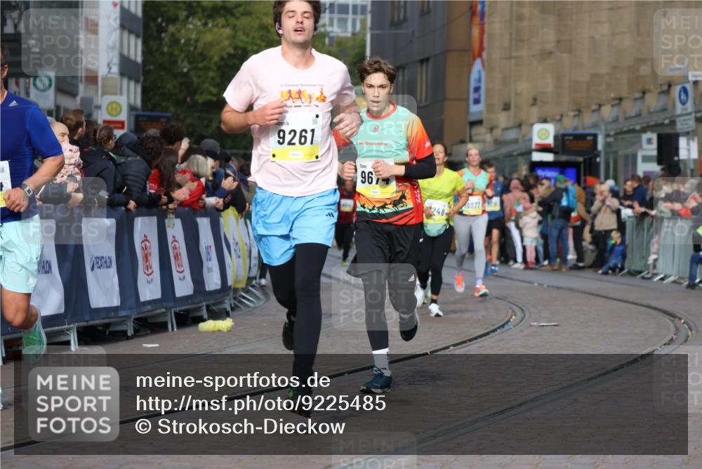 05.10.2025 - 20. swb-Marathon Bremen Strokosch-Dieckow http://msf.ph/oto/9225485 05.10.2025 10:48:47 Ziel 7414, 9255, 9261, 9482, 9674, 9729, 10047, 10799 meine-sportfotos.de