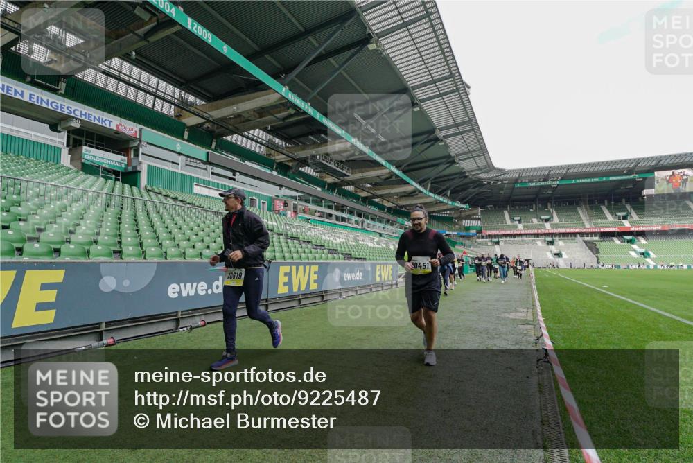 05.10.2025 - 20. swb-Marathon Bremen Michael Burmester http://msf.ph/oto/9225487 05.10.2025 10:40:07 Laufen im Stadion 7779, 7789, 7799, 7979, 9002, 9180, 9186, 9220, 9228, 9241, 9275, 9286, 9308, 9315, 9387, 9419, 9423, 9491, 9523, 9552, 9554, 9571, 9615, 9619, 9623, 9644, 9661, 9662, 9721, 9780, 9786, 9866, 9901, 9931, 9976, 10025, 10157, 10160, 10185, 10192, 10193, 10207, 10286, 10374, 10383, 10422, 10426, 10451, 10462, 10531, 10532, 10542, 10567, 10587, 10597, 10603, 10604, 10619, 10674, 10699, 10737, 10749, 11090, 11270, 7654, 9224 meine-sportfotos.de