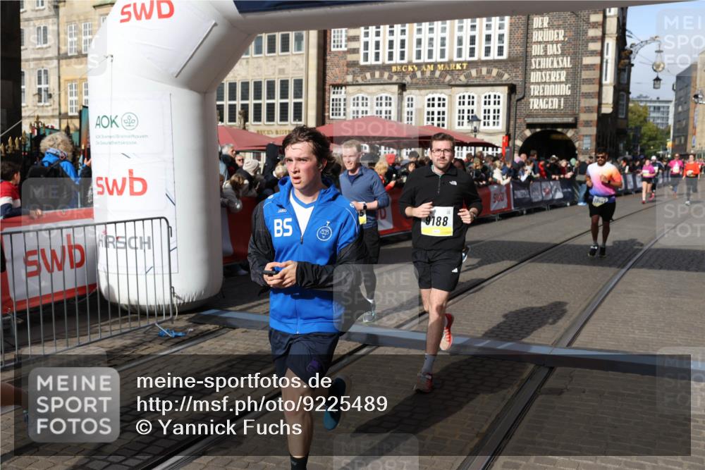 05.10.2025 - 20. swb-Marathon Bremen Yannick Fuchs http://msf.ph/oto/9225489 05.10.2025 10:56:55 Ziel 9188, 9266, 10059, 10145, 10644, 10683, 10845, 11426, 11675, 11734 meine-sportfotos.de