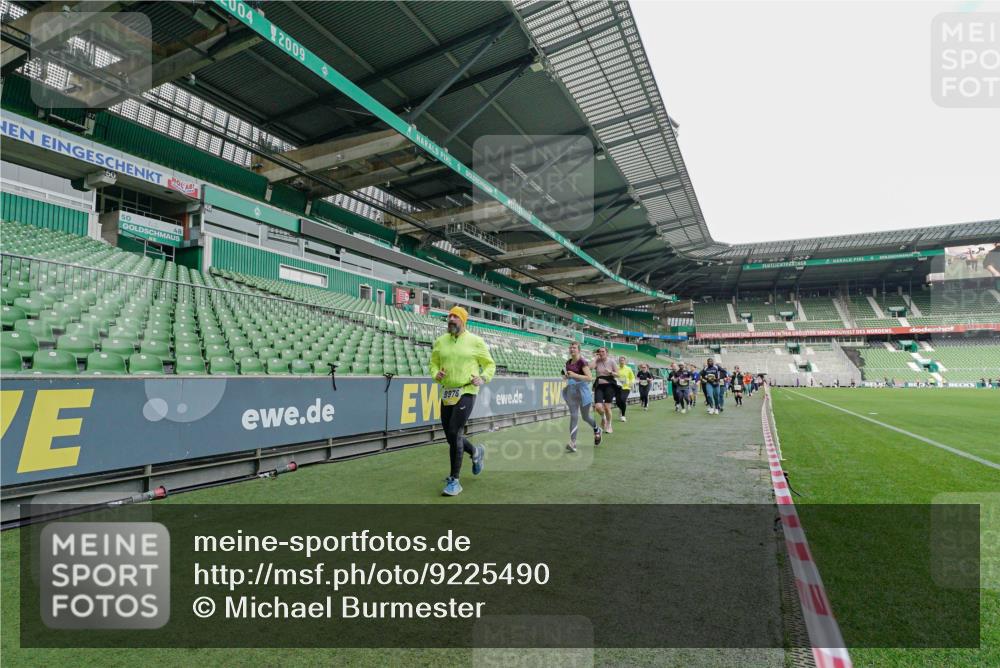 05.10.2025 - 20. swb-Marathon Bremen Michael Burmester http://msf.ph/oto/9225490 05.10.2025 10:40:09 Laufen im Stadion 7779, 7789, 7799, 7979, 9002, 9180, 9186, 9220, 9228, 9241, 9275, 9286, 9308, 9315, 9387, 9419, 9423, 9491, 9523, 9552, 9554, 9571, 9615, 9619, 9623, 9661, 9662, 9721, 9780, 9786, 9866, 9901, 9931, 9976, 10025, 10157, 10160, 10185, 10192, 10193, 10286, 10374, 10383, 10422, 10426, 10451, 10462, 10531, 10532, 10542, 10567, 10587, 10597, 10603, 10604, 10619, 10674, 10699, 10737, 10749, 11090, 11270, 7654, 9002, 9224 meine-sportfotos.de