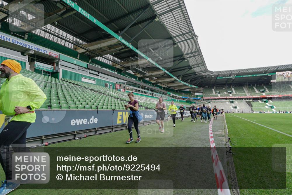 05.10.2025 - 20. swb-Marathon Bremen Michael Burmester http://msf.ph/oto/9225494 05.10.2025 10:40:10 Laufen im Stadion 7779, 7789, 7799, 7979, 9180, 9186, 9220, 9228, 9241, 9275, 9286, 9308, 9315, 9387, 9419, 9423, 9440, 9491, 9523, 9552, 9554, 9571, 9615, 9619, 9623, 9661, 9662, 9721, 9780, 9786, 9866, 9901, 9931, 9976, 10025, 10157, 10160, 10185, 10192, 10193, 10286, 10374, 10383, 10422, 10426, 10451, 10462, 10531, 10532, 10542, 10563, 10587, 10597, 10603, 10604, 10619, 10674, 10699, 10737, 10749, 11090, 11270, 7654, 7979, 9002, 9224 meine-sportfotos.de
