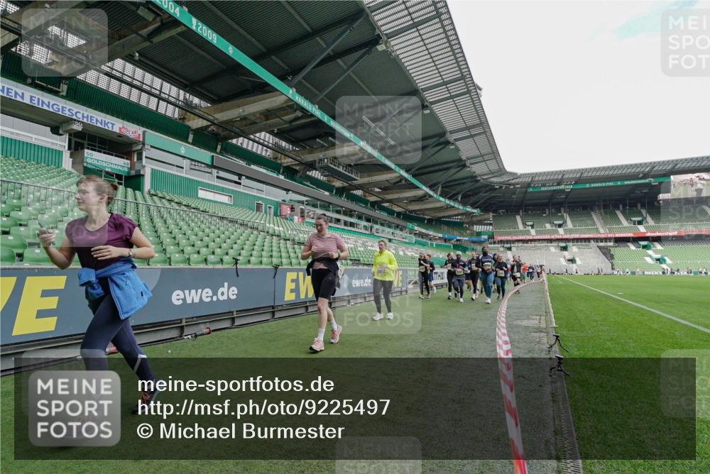 05.10.2025 - 20. swb-Marathon Bremen Michael Burmester http://msf.ph/oto/9225497 05.10.2025 10:40:12 Laufen im Stadion 7779, 7789, 7799, 9180, 9186, 9220, 9241, 9275, 9286, 9308, 9315, 9387, 9419, 9423, 9440, 9491, 9552, 9554, 9571, 9615, 9619, 9623, 9661, 9662, 9690, 9721, 9780, 9786, 9866, 9901, 9931, 9976, 10001, 10025, 10135, 10157, 10160, 10168, 10185, 10192, 10193, 10243, 10286, 10343, 10383, 10419, 10422, 10426, 10451, 10462, 10532, 10542, 10563, 10580, 10587, 10597, 10603, 10604, 10619, 10674, 10699, 10737, 11090, 11270, 7654, 7979, 9002, 9224 meine-sportfotos.de