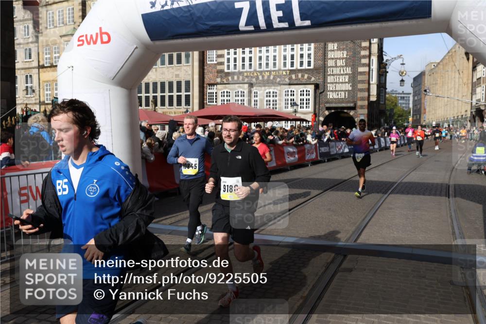05.10.2025 - 20. swb-Marathon Bremen Yannick Fuchs http://msf.ph/oto/9225505 05.10.2025 10:56:55 Ziel 9188, 9266, 10059, 10145, 10644, 10683, 10845, 11426, 11675, 11734 meine-sportfotos.de