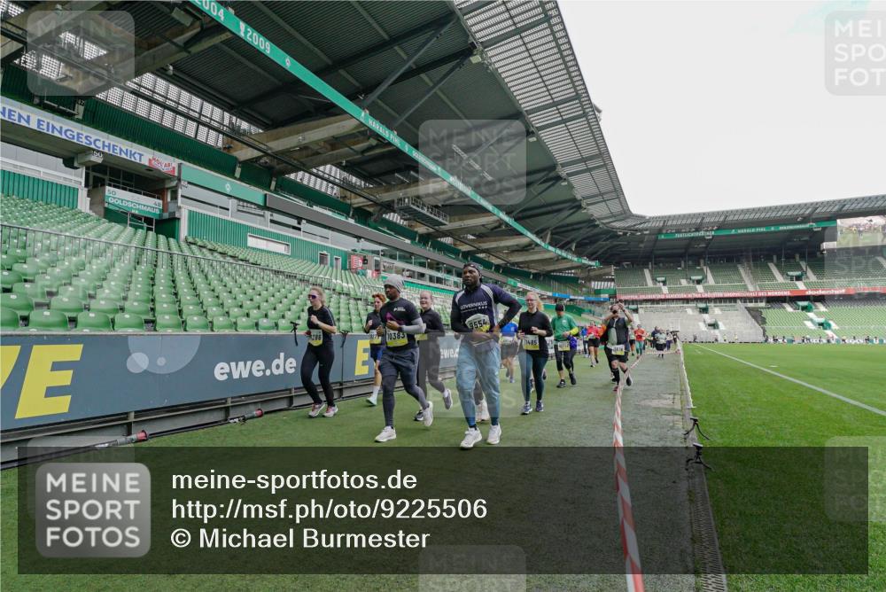 05.10.2025 - 20. swb-Marathon Bremen Michael Burmester http://msf.ph/oto/9225506 05.10.2025 10:40:15 Laufen im Stadion 7779, 7789, 7799, 9186, 9220, 9241, 9245, 9275, 9286, 9308, 9387, 9419, 9423, 9440, 9466, 9491, 9552, 9554, 9571, 9615, 9619, 9623, 9661, 9662, 9690, 9721, 9780, 9786, 9866, 9901, 9931, 9976, 10001, 10025, 10135, 10157, 10160, 10168, 10185, 10192, 10193, 10243, 10286, 10343, 10383, 10419, 10422, 10451, 10462, 10532, 10542, 10563, 10580, 10587, 10597, 10603, 10604, 10619, 10674, 10699, 10737, 11090, 11270, 7654, 7979, 9002, 9180, 9224 meine-sportfotos.de