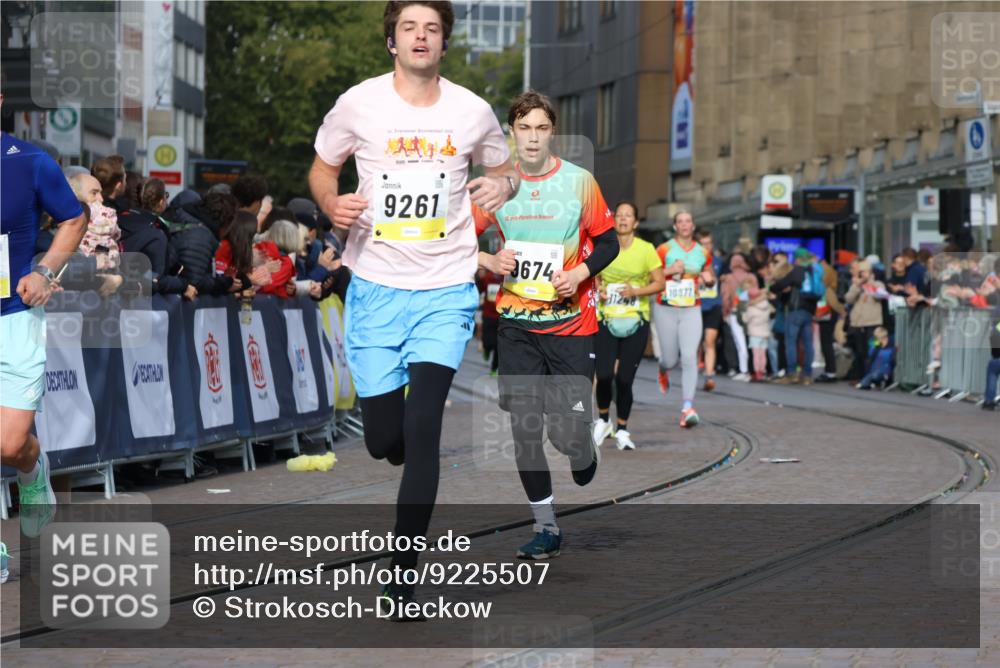 05.10.2025 - 20. swb-Marathon Bremen Strokosch-Dieckow http://msf.ph/oto/9225507 05.10.2025 10:48:47 Ziel 7414, 9255, 9261, 9482, 9674, 9729, 10047, 10799 meine-sportfotos.de