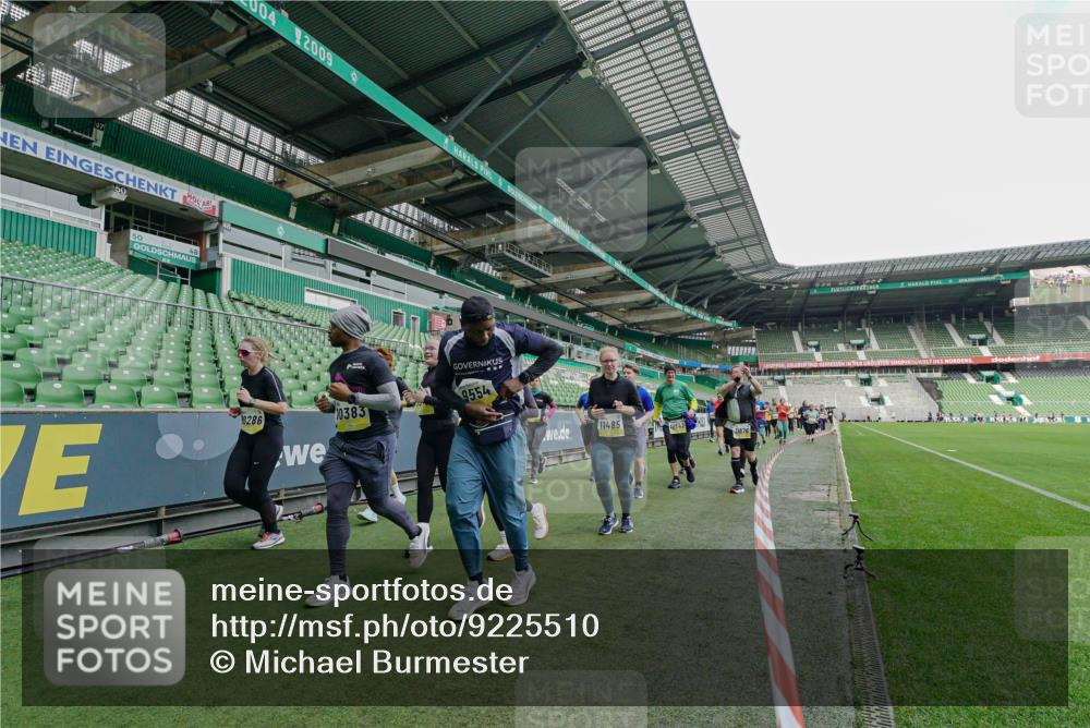 05.10.2025 - 20. swb-Marathon Bremen Michael Burmester http://msf.ph/oto/9225510 05.10.2025 10:40:16 Laufen im Stadion 7779, 7789, 7799, 8111, 9186, 9220, 9241, 9245, 9275, 9286, 9308, 9321, 9387, 9419, 9423, 9440, 9466, 9491, 9552, 9554, 9571, 9615, 9619, 9623, 9661, 9662, 9690, 9721, 9780, 9786, 9866, 9901, 9931, 9976, 10001, 10025, 10135, 10157, 10160, 10168, 10185, 10192, 10193, 10243, 10286, 10343, 10383, 10419, 10422, 10451, 10462, 10532, 10542, 10563, 10580, 10587, 10597, 10603, 10604, 10619, 10674, 10699, 10737, 11090, 11270, 7654, 7979, 9002, 9180, 9224 meine-sportfotos.de