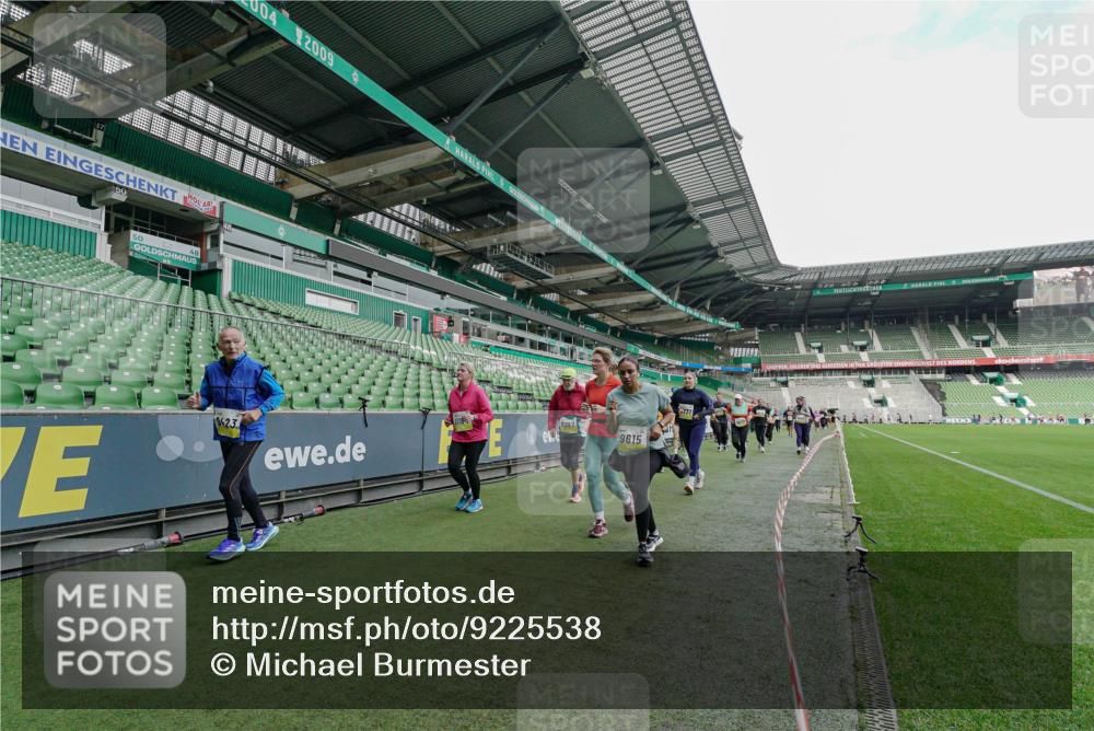 05.10.2025 - 20. swb-Marathon Bremen Michael Burmester http://msf.ph/oto/9225538 05.10.2025 10:40:24 Laufen im Stadion 7779, 7799, 8111, 9205, 9220, 9241, 9245, 9275, 9286, 9308, 9321, 9387, 9423, 9440, 9466, 9491, 9552, 9554, 9571, 9615, 9619, 9623, 9661, 9662, 9690, 9712, 9721, 9786, 9804, 9866, 9901, 9931, 9942, 9976, 10001, 10058, 10081, 10135, 10157, 10160, 10168, 10185, 10192, 10193, 10243, 10286, 10343, 10383, 10419, 10422, 10451, 10532, 10542, 10563, 10580, 10603, 10604, 10619, 10674, 10699, 10737, 11090, 11270, 7789, 7979, 9002, 9180, 9186, 9419, 11044 meine-sportfotos.de