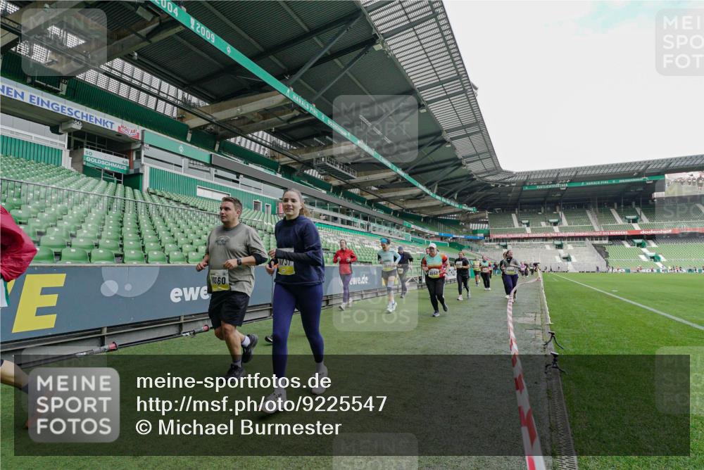 05.10.2025 - 20. swb-Marathon Bremen Michael Burmester http://msf.ph/oto/9225547 05.10.2025 10:40:27 Laufen im Stadion 7799, 8111, 9205, 9220, 9241, 9245, 9275, 9286, 9308, 9321, 9387, 9423, 9440, 9466, 9491, 9552, 9554, 9571, 9615, 9619, 9623, 9661, 9662, 9690, 9712, 9721, 9786, 9804, 9866, 9901, 9931, 9942, 9976, 10001, 10037, 10058, 10081, 10135, 10157, 10160, 10168, 10185, 10192, 10193, 10243, 10286, 10343, 10383, 10419, 10422, 10451, 10532, 10542, 10563, 10580, 10603, 10604, 10619, 10674, 10699, 10737, 11090, 11270, 7779, 7789, 7979, 9002, 9180, 9186, 9419, 11044 meine-sportfotos.de