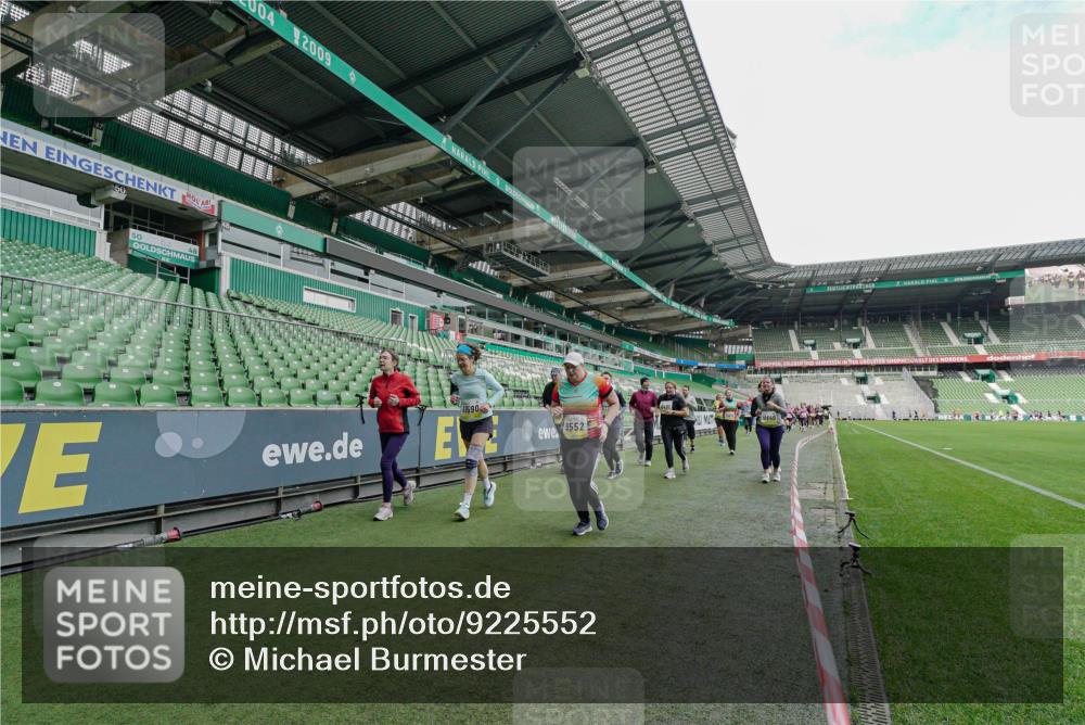 05.10.2025 - 20. swb-Marathon Bremen Michael Burmester http://msf.ph/oto/9225552 05.10.2025 10:40:28 Laufen im Stadion 7799, 8111, 9205, 9220, 9241, 9245, 9275, 9286, 9308, 9321, 9387, 9423, 9440, 9466, 9483, 9491, 9552, 9554, 9571, 9615, 9619, 9623, 9661, 9662, 9690, 9712, 9721, 9786, 9804, 9866, 9901, 9931, 9942, 9976, 10001, 10037, 10058, 10081, 10135, 10157, 10160, 10168, 10185, 10193, 10243, 10286, 10343, 10383, 10419, 10422, 10451, 10532, 10542, 10563, 10580, 10603, 10604, 10619, 10674, 10699, 10737, 11090, 11270, 7779, 7789, 7979, 9002, 9180, 9186, 9419, 9661, 11044 meine-sportfotos.de