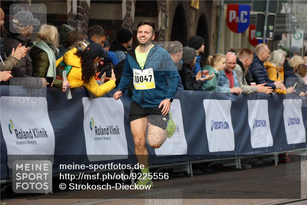 05.10.2025 - 20. swb-Marathon Bremen Strokosch-Dieckow http://msf.ph/oto/9225556 05.10.2025 10:48:52 Ziel 7414, 9255, 9583, 9674, 10047, 10877, 10973, 11248 meine-sportfotos.de