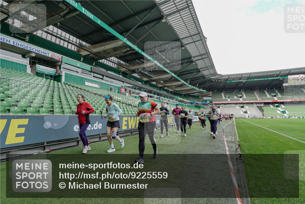 05.10.2025 - 20. swb-Marathon Bremen Michael Burmester http://msf.ph/oto/9225559 05.10.2025 10:40:29 Laufen im Stadion 7799, 8111, 9205, 9220, 9241, 9245, 9275, 9286, 9308, 9321, 9387, 9423, 9440, 9466, 9483, 9491, 9552, 9554, 9571, 9615, 9619, 9623, 9662, 9690, 9712, 9721, 9786, 9804, 9866, 9901, 9931, 9942, 9976, 10001, 10037, 10058, 10081, 10135, 10157, 10160, 10168, 10185, 10193, 10243, 10286, 10343, 10383, 10419, 10422, 10451, 10532, 10542, 10563, 10580, 10603, 10604, 10619, 10674, 10699, 10737, 11090, 11270, 7779, 7789, 7979, 9002, 9180, 9186, 9419, 9661, 11044 meine-sportfotos.de