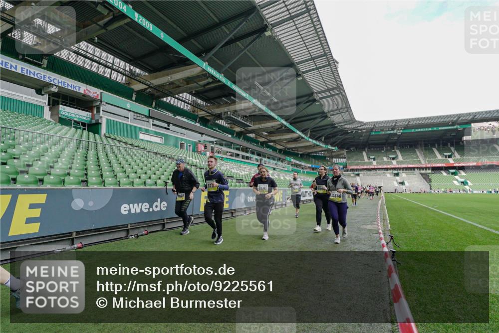 05.10.2025 - 20. swb-Marathon Bremen Michael Burmester http://msf.ph/oto/9225561 05.10.2025 10:40:30 Laufen im Stadion 7799, 8111, 9205, 9220, 9241, 9245, 9275, 9286, 9308, 9321, 9387, 9423, 9440, 9466, 9483, 9491, 9552, 9554, 9571, 9615, 9619, 9623, 9662, 9690, 9712, 9721, 9786, 9804, 9853, 9866, 9892, 9901, 9931, 9942, 9976, 10001, 10037, 10058, 10081, 10135, 10157, 10160, 10168, 10185, 10193, 10243, 10286, 10343, 10383, 10419, 10422, 10451, 10532, 10542, 10563, 10580, 10603, 10604, 10619, 10674, 10699, 10737, 11090, 11270, 7779, 7789, 7979, 9180, 9186, 9419, 9661, 11044 meine-sportfotos.de