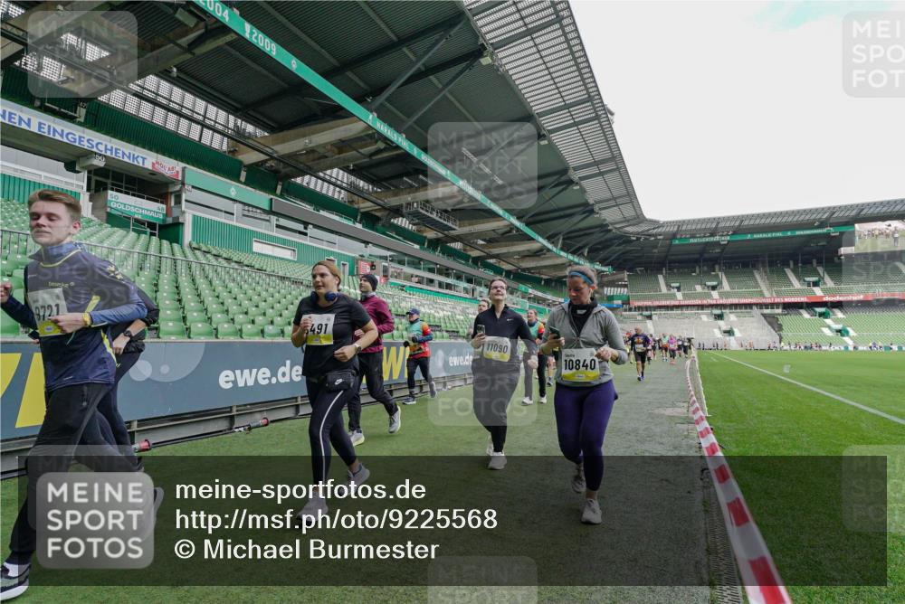 05.10.2025 - 20. swb-Marathon Bremen Michael Burmester http://msf.ph/oto/9225568 05.10.2025 10:40:32 Laufen im Stadion 7799, 8111, 9205, 9220, 9241, 9245, 9275, 9286, 9308, 9321, 9353, 9387, 9423, 9438, 9440, 9466, 9483, 9491, 9552, 9554, 9571, 9615, 9619, 9623, 9690, 9702, 9712, 9721, 9804, 9853, 9866, 9877, 9892, 9901, 9931, 9942, 9976, 10001, 10037, 10058, 10081, 10135, 10157, 10160, 10168, 10193, 10243, 10286, 10343, 10383, 10419, 10422, 10451, 10532, 10542, 10563, 10580, 10619, 10674, 10699, 10737, 11090, 11270, 7779, 7789, 9180, 9186, 9286, 9419, 9661, 9662, 11044 meine-sportfotos.de