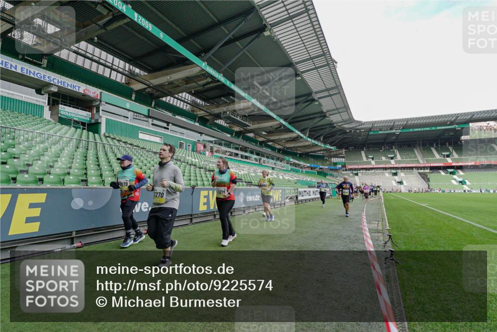 05.10.2025 - 20. swb-Marathon Bremen Michael Burmester http://msf.ph/oto/9225574 05.10.2025 10:40:33 Laufen im Stadion 7799, 8111, 9205, 9220, 9241, 9245, 9275, 9308, 9321, 9353, 9387, 9423, 9438, 9440, 9466, 9483, 9491, 9552, 9554, 9571, 9615, 9619, 9623, 9690, 9702, 9712, 9721, 9804, 9853, 9866, 9877, 9892, 9901, 9931, 9942, 9976, 10001, 10037, 10058, 10081, 10100, 10101, 10135, 10157, 10160, 10168, 10193, 10243, 10286, 10343, 10383, 10419, 10422, 10451, 10532, 10542, 10563, 10580, 10619, 10674, 10699, 10737, 11090, 11270, 7779, 7789, 9180, 9186, 9286, 9419, 9661, 9662, 11044 meine-sportfotos.de