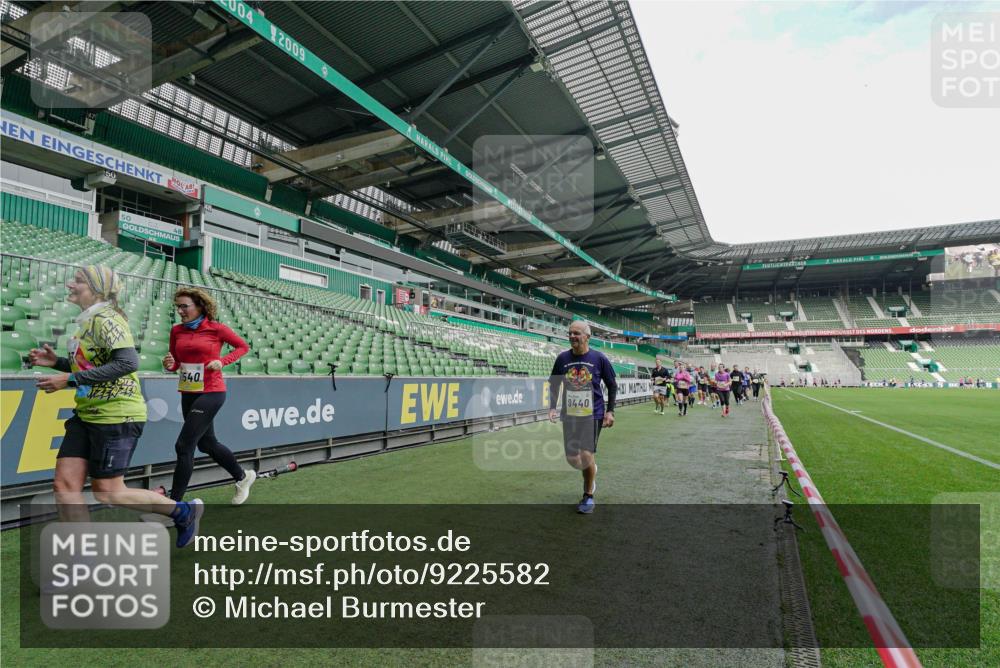 05.10.2025 - 20. swb-Marathon Bremen Michael Burmester http://msf.ph/oto/9225582 05.10.2025 10:40:36 Laufen im Stadion 7706, 7799, 8111, 9205, 9241, 9245, 9275, 9308, 9321, 9353, 9387, 9423, 9438, 9440, 9446, 9466, 9483, 9491, 9552, 9554, 9571, 9615, 9619, 9623, 9690, 9702, 9712, 9721, 9804, 9853, 9866, 9877, 9892, 9931, 9942, 9976, 10001, 10037, 10058, 10081, 10100, 10101, 10135, 10160, 10168, 10193, 10243, 10286, 10343, 10383, 10419, 10532, 10542, 10563, 10580, 10619, 10674, 10699, 10737, 11090, 11270, 7779, 7789, 9186, 9220, 9286, 9419, 9661, 9662, 11044 meine-sportfotos.de