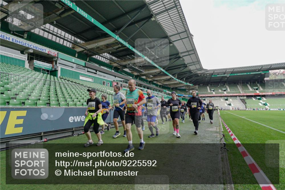 05.10.2025 - 20. swb-Marathon Bremen Michael Burmester http://msf.ph/oto/9225592 05.10.2025 10:40:45 Laufen im Stadion 7706, 7799, 8111, 9001, 9178, 9191, 9205, 9245, 9275, 9306, 9308, 9321, 9334, 9353, 9355, 9387, 9423, 9438, 9440, 9446, 9466, 9483, 9491, 9530, 9537, 9552, 9605, 9615, 9617, 9619, 9623, 9690, 9702, 9712, 9721, 9764, 9804, 9853, 9866, 9877, 9892, 9942, 10001, 10037, 10058, 10081, 10100, 10101, 10135, 10160, 10168, 10193, 10243, 10343, 10419, 10542, 10550, 10563, 10580, 10674, 10699, 10737, 11090, 11270, 7779, 9220, 9241, 9286, 9554, 9571, 9619, 9661, 9662, 9931 meine-sportfotos.de