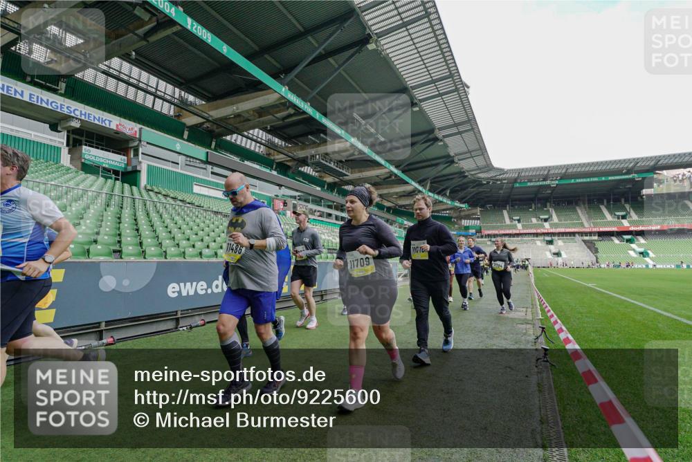 05.10.2025 - 20. swb-Marathon Bremen Michael Burmester http://msf.ph/oto/9225600 05.10.2025 10:40:46 Laufen im Stadion 7706, 7799, 8111, 9001, 9178, 9191, 9205, 9245, 9275, 9306, 9308, 9321, 9334, 9353, 9355, 9387, 9423, 9438, 9440, 9446, 9466, 9483, 9491, 9530, 9537, 9552, 9605, 9615, 9617, 9623, 9685, 9690, 9702, 9712, 9721, 9764, 9804, 9853, 9866, 9877, 9892, 9942, 10001, 10037, 10058, 10081, 10100, 10101, 10135, 10160, 10168, 10193, 10243, 10343, 10419, 10542, 10550, 10563, 10580, 10674, 10699, 10737, 11090, 11270, 9220, 9241, 9286, 9554, 9571, 9619, 9661, 9662, 9931 meine-sportfotos.de