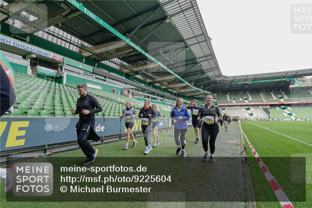 05.10.2025 - 20. swb-Marathon Bremen Michael Burmester http://msf.ph/oto/9225604 05.10.2025 10:40:48 Laufen im Stadion 7706, 7799, 8111, 9001, 9178, 9191, 9205, 9217, 9245, 9275, 9306, 9308, 9321, 9334, 9353, 9355, 9387, 9423, 9438, 9440, 9446, 9466, 9483, 9491, 9530, 9537, 9552, 9589, 9605, 9615, 9617, 9623, 9685, 9690, 9702, 9712, 9721, 9764, 9804, 9853, 9866, 9877, 9892, 9942, 10001, 10037, 10058, 10081, 10100, 10101, 10135, 10160, 10168, 10193, 10243, 10343, 10419, 10550, 10563, 10580, 10674, 10699, 10737, 11090, 11270, 9220, 9241, 9286, 9554, 9571, 9619, 9661, 9662, 9931 meine-sportfotos.de
