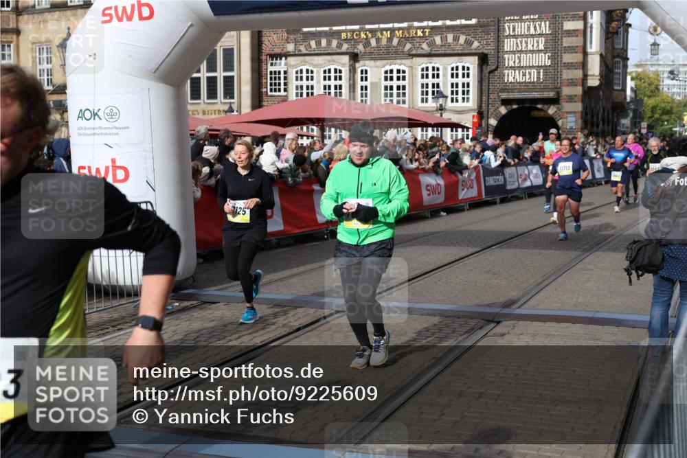 05.10.2025 - 20. swb-Marathon Bremen Yannick Fuchs http://msf.ph/oto/9225609 05.10.2025 11:00:16 Ziel 7621, 9603, 9604, 9611, 9666, 10138, 10345, 10489, 10572, 10889, 11026, 11125, 11266, 11600, 11713 meine-sportfotos.de