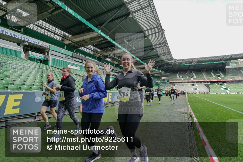 05.10.2025 - 20. swb-Marathon Bremen Michael Burmester http://msf.ph/oto/9225611 05.10.2025 10:40:49 Laufen im Stadion 7706, 7799, 8111, 9001, 9178, 9191, 9205, 9217, 9245, 9275, 9306, 9308, 9321, 9334, 9353, 9355, 9387, 9423, 9438, 9440, 9446, 9466, 9483, 9491, 9530, 9537, 9552, 9589, 9605, 9615, 9617, 9623, 9685, 9690, 9702, 9712, 9721, 9764, 9804, 9853, 9866, 9877, 9892, 9942, 10001, 10037, 10058, 10081, 10100, 10101, 10135, 10160, 10168, 10193, 10235, 10243, 10343, 10419, 10550, 10563, 10580, 10674, 10699, 10737, 11090, 11270, 9220, 9241, 9286, 9554, 9571, 9619, 9662, 9931 meine-sportfotos.de