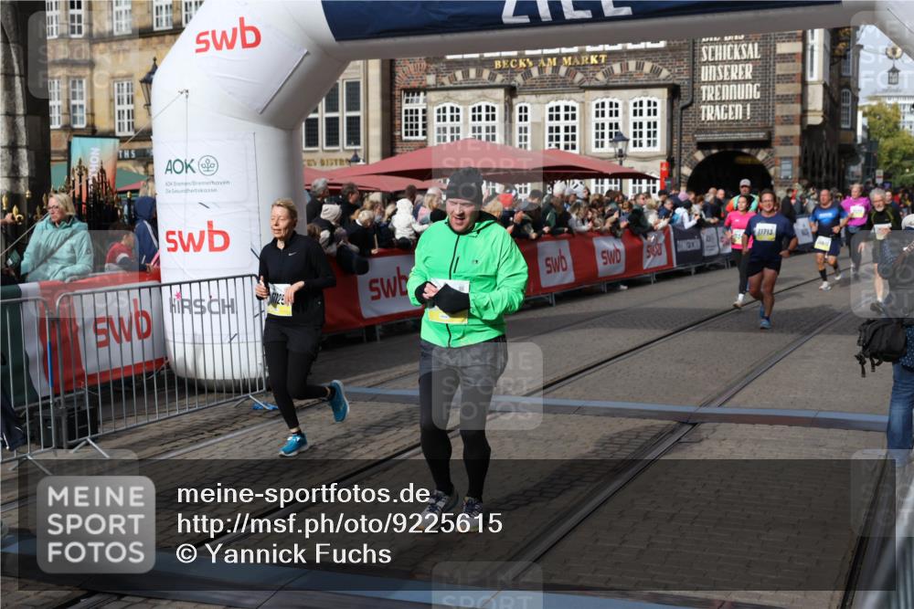 05.10.2025 - 20. swb-Marathon Bremen Yannick Fuchs http://msf.ph/oto/9225615 05.10.2025 11:00:17 Ziel 7177, 7621, 9603, 9611, 9666, 9672, 10138, 10345, 10489, 10572, 10889, 10919, 11026, 11050, 11125, 11266, 11600, 11713 meine-sportfotos.de