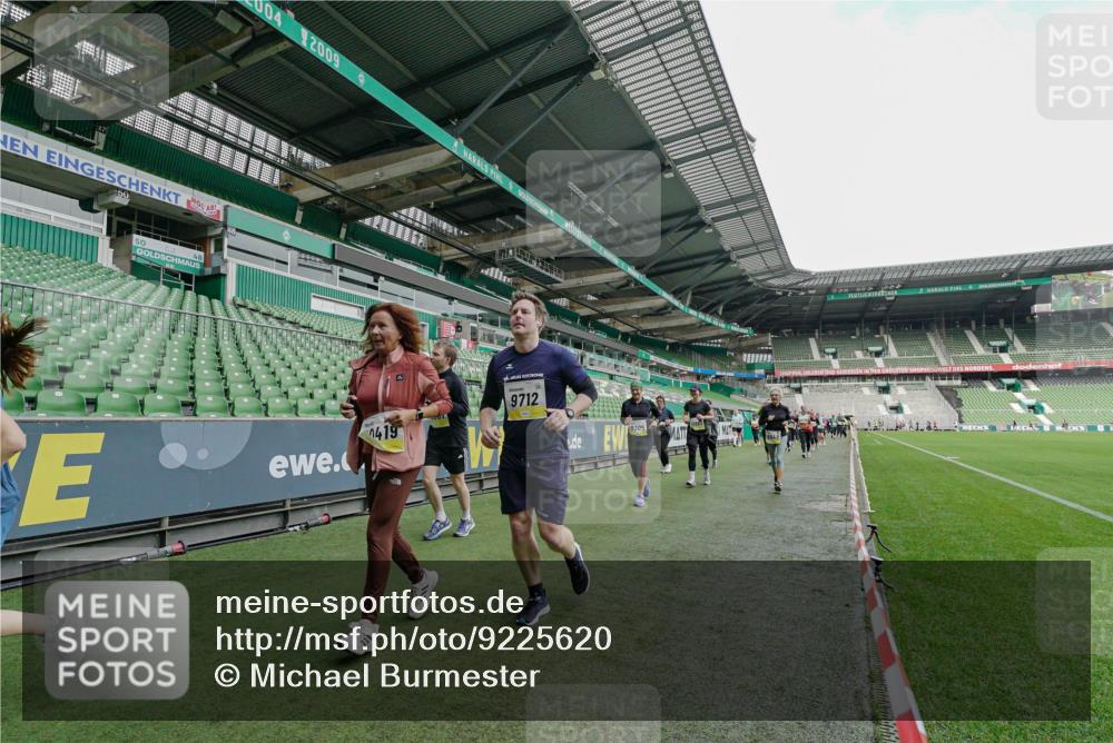 05.10.2025 - 20. swb-Marathon Bremen Michael Burmester http://msf.ph/oto/9225620 05.10.2025 10:40:50 Laufen im Stadion 7706, 7799, 8111, 9001, 9178, 9191, 9205, 9217, 9245, 9306, 9308, 9321, 9334, 9353, 9355, 9387, 9423, 9438, 9440, 9446, 9466, 9483, 9491, 9530, 9537, 9552, 9589, 9605, 9615, 9617, 9623, 9685, 9690, 9702, 9712, 9721, 9764, 9804, 9853, 9866, 9877, 9892, 9942, 10001, 10037, 10058, 10081, 10100, 10101, 10135, 10160, 10168, 10193, 10235, 10236, 10243, 10343, 10419, 10550, 10563, 10580, 10699, 10737, 11090, 11270, 9220, 9241, 9286, 9554, 9571, 9619, 9662, 9931 meine-sportfotos.de