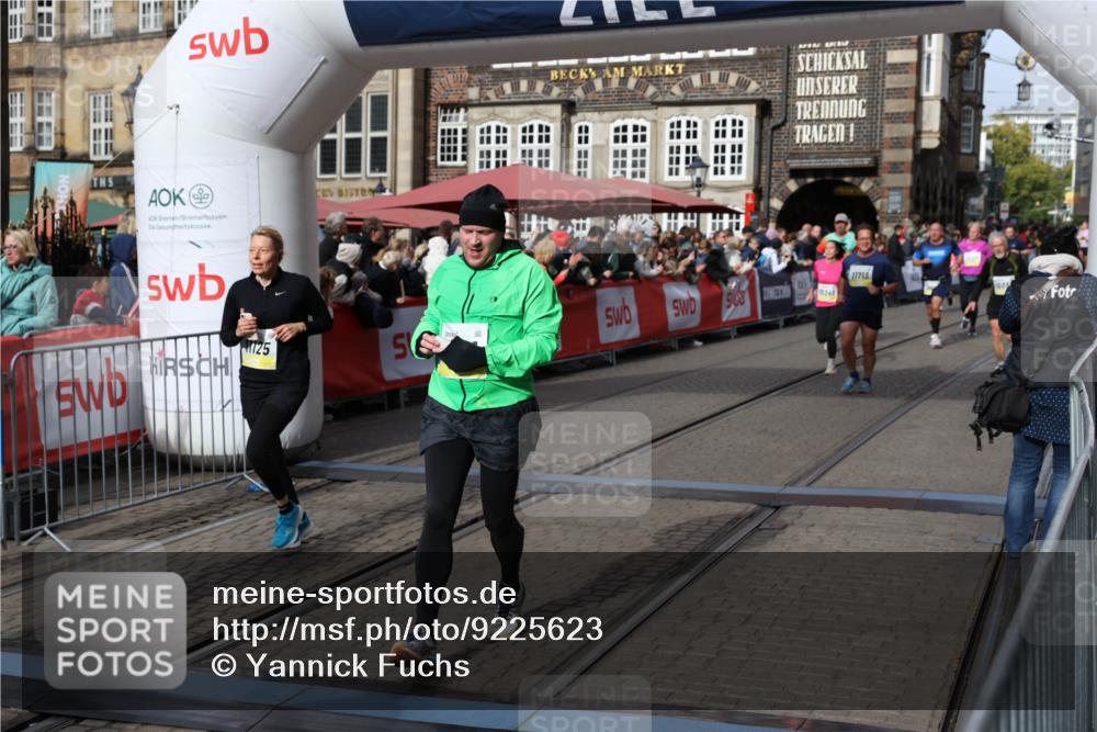 05.10.2025 - 20. swb-Marathon Bremen Yannick Fuchs http://msf.ph/oto/9225623 05.10.2025 11:00:17 Ziel 7177, 7621, 9603, 9611, 9666, 9672, 10138, 10345, 10489, 10572, 10889, 10919, 11026, 11050, 11125, 11266, 11600, 11713 meine-sportfotos.de