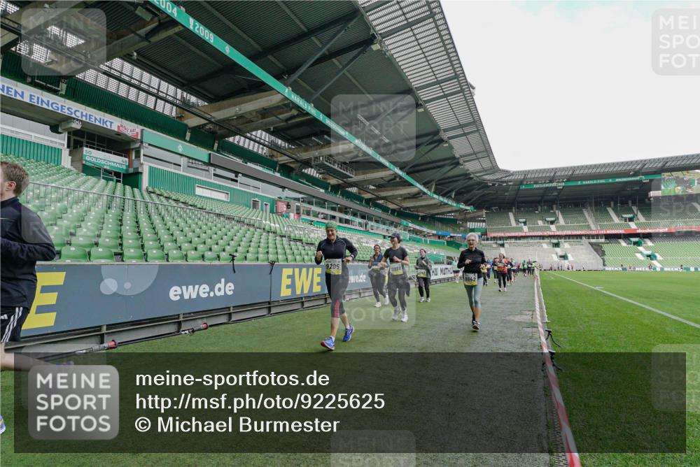 05.10.2025 - 20. swb-Marathon Bremen Michael Burmester http://msf.ph/oto/9225625 05.10.2025 10:40:51 Laufen im Stadion 7706, 7799, 8111, 9001, 9178, 9191, 9205, 9217, 9245, 9306, 9308, 9321, 9334, 9353, 9355, 9387, 9423, 9438, 9440, 9446, 9466, 9483, 9491, 9530, 9537, 9552, 9589, 9599, 9605, 9615, 9617, 9623, 9685, 9690, 9702, 9712, 9721, 9764, 9804, 9853, 9874, 9877, 9892, 9942, 10001, 10037, 10058, 10081, 10100, 10101, 10135, 10160, 10168, 10193, 10235, 10236, 10243, 10343, 10419, 10550, 10563, 10580, 10699, 10737, 11090, 11270, 7799, 9220, 9241, 9286, 9554, 9571, 9619, 9662, 9931 meine-sportfotos.de