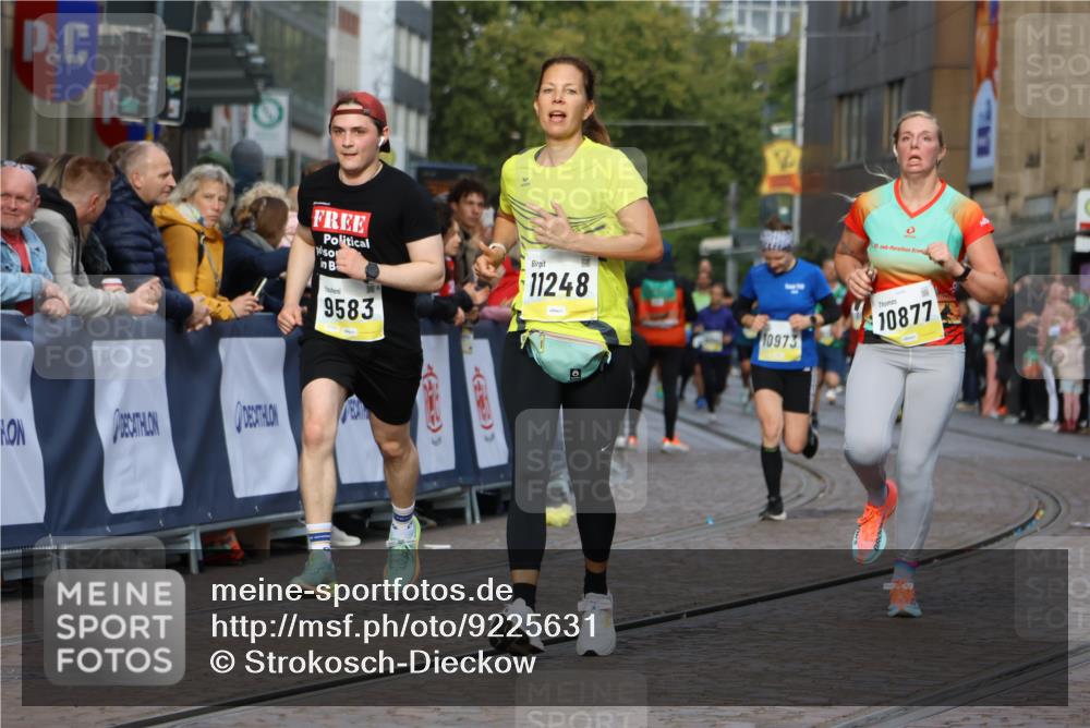 05.10.2025 - 20. swb-Marathon Bremen Strokosch-Dieckow http://msf.ph/oto/9225631 05.10.2025 10:48:54 Ziel 7414, 9216, 9255, 9583, 9674, 10047, 10877, 10973, 11248 meine-sportfotos.de
