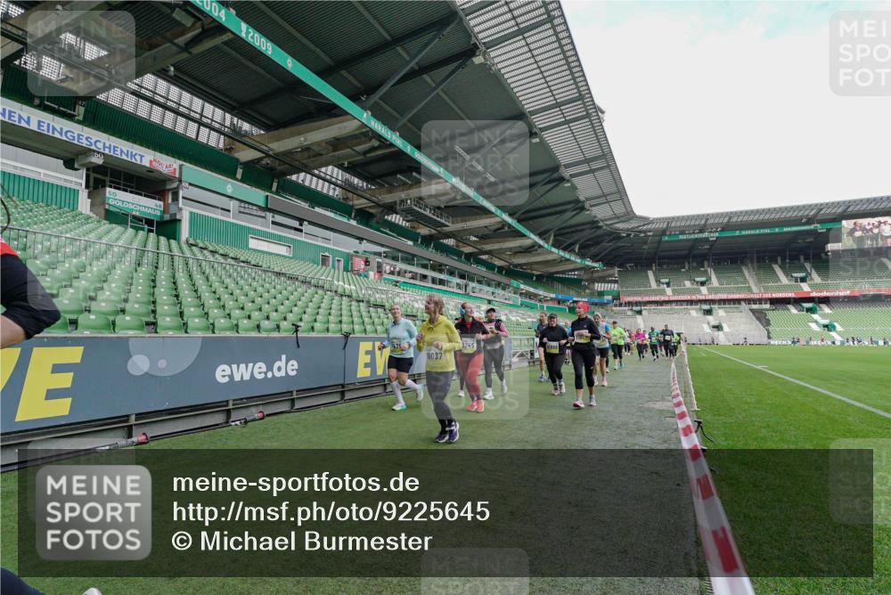05.10.2025 - 20. swb-Marathon Bremen Michael Burmester http://msf.ph/oto/9225645 05.10.2025 10:40:59 Laufen im Stadion 7706, 8111, 9001, 9178, 9191, 9205, 9217, 9245, 9274, 9306, 9321, 9334, 9353, 9355, 9357, 9438, 9440, 9446, 9466, 9483, 9530, 9537, 9589, 9599, 9605, 9617, 9685, 9690, 9702, 9712, 9757, 9764, 9774, 9804, 9853, 9874, 9877, 9892, 9942, 10001, 10037, 10058, 10081, 10100, 10101, 10135, 10168, 10193, 10235, 10236, 10243, 10295, 10343, 10419, 10458, 10550, 10563, 10580, 10582, 10585, 10632, 11090, 11270, 7799, 9241, 9554, 9571, 9619, 9931 meine-sportfotos.de
