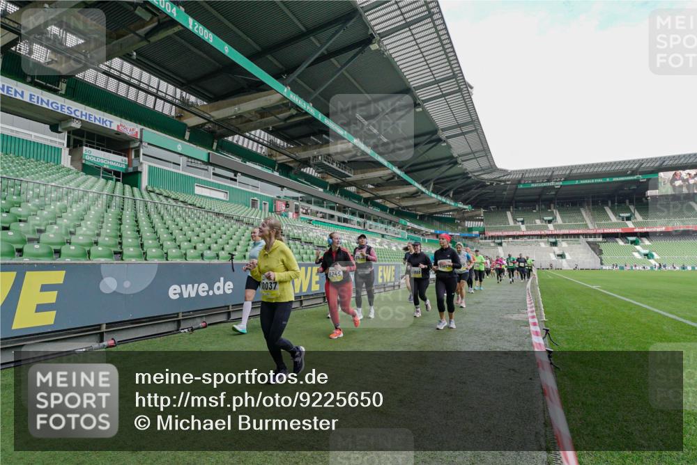 05.10.2025 - 20. swb-Marathon Bremen Michael Burmester http://msf.ph/oto/9225650 05.10.2025 10:40:59 Laufen im Stadion 7706, 8111, 9001, 9178, 9191, 9205, 9217, 9245, 9274, 9306, 9321, 9334, 9353, 9355, 9357, 9438, 9440, 9446, 9466, 9483, 9530, 9537, 9589, 9599, 9605, 9617, 9685, 9690, 9702, 9712, 9757, 9764, 9774, 9804, 9853, 9874, 9877, 9892, 9942, 10001, 10037, 10058, 10081, 10100, 10101, 10135, 10168, 10193, 10235, 10236, 10243, 10295, 10343, 10419, 10458, 10550, 10563, 10580, 10582, 10585, 10632, 11090, 11270, 7799, 9241, 9554, 9571, 9619, 9931 meine-sportfotos.de