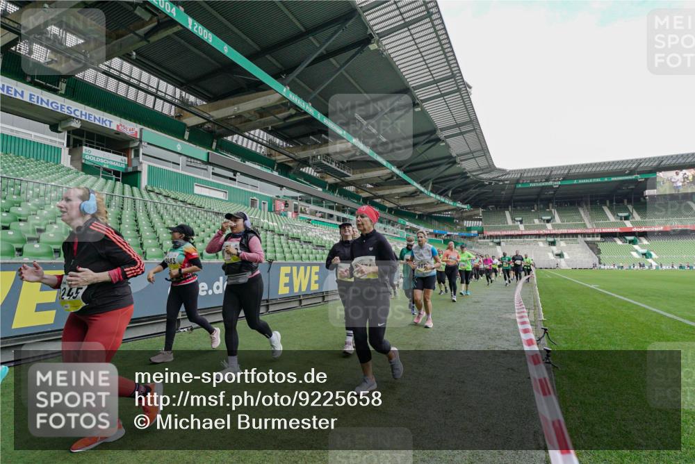 05.10.2025 - 20. swb-Marathon Bremen Michael Burmester http://msf.ph/oto/9225658 05.10.2025 10:41:01 Laufen im Stadion 7706, 8111, 9001, 9178, 9191, 9205, 9217, 9245, 9274, 9306, 9321, 9334, 9353, 9355, 9357, 9438, 9440, 9446, 9466, 9483, 9530, 9537, 9589, 9599, 9605, 9617, 9685, 9690, 9702, 9712, 9757, 9764, 9774, 9804, 9853, 9874, 9877, 9892, 9942, 10001, 10037, 10058, 10081, 10100, 10101, 10135, 10168, 10193, 10235, 10236, 10243, 10295, 10332, 10343, 10419, 10458, 10550, 10563, 10580, 10582, 10585, 10614, 10632, 11090, 11270, 7799, 9241, 9554, 9571, 9619, 9931 meine-sportfotos.de