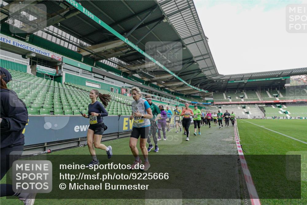 05.10.2025 - 20. swb-Marathon Bremen Michael Burmester http://msf.ph/oto/9225666 05.10.2025 10:41:02 Laufen im Stadion 7706, 8111, 9001, 9178, 9191, 9205, 9217, 9245, 9274, 9306, 9321, 9334, 9353, 9355, 9357, 9438, 9440, 9446, 9466, 9483, 9530, 9537, 9589, 9599, 9605, 9617, 9685, 9690, 9702, 9712, 9757, 9764, 9774, 9804, 9853, 9874, 9877, 9887, 9892, 9942, 10001, 10037, 10058, 10081, 10100, 10101, 10135, 10168, 10193, 10197, 10235, 10236, 10243, 10295, 10330, 10332, 10343, 10419, 10458, 10550, 10563, 10580, 10582, 10585, 10614, 10632, 11090, 11270, 7799, 9241, 9554, 9571, 9619, 9931 meine-sportfotos.de