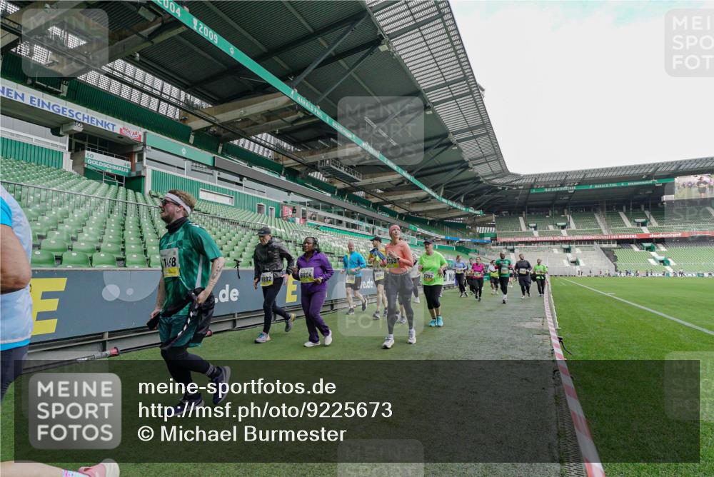 05.10.2025 - 20. swb-Marathon Bremen Michael Burmester http://msf.ph/oto/9225673 05.10.2025 10:41:03 Laufen im Stadion 7706, 8111, 9001, 9178, 9191, 9205, 9217, 9245, 9274, 9306, 9321, 9334, 9353, 9355, 9357, 9438, 9440, 9446, 9466, 9483, 9530, 9537, 9589, 9599, 9605, 9617, 9685, 9690, 9702, 9712, 9757, 9764, 9774, 9804, 9853, 9874, 9877, 9887, 9892, 9942, 10001, 10037, 10058, 10081, 10100, 10101, 10135, 10168, 10193, 10197, 10235, 10236, 10243, 10249, 10295, 10330, 10332, 10343, 10419, 10458, 10550, 10563, 10580, 10582, 10585, 10614, 10632, 11090, 7799, 9241, 9571, 9619, 9931 meine-sportfotos.de